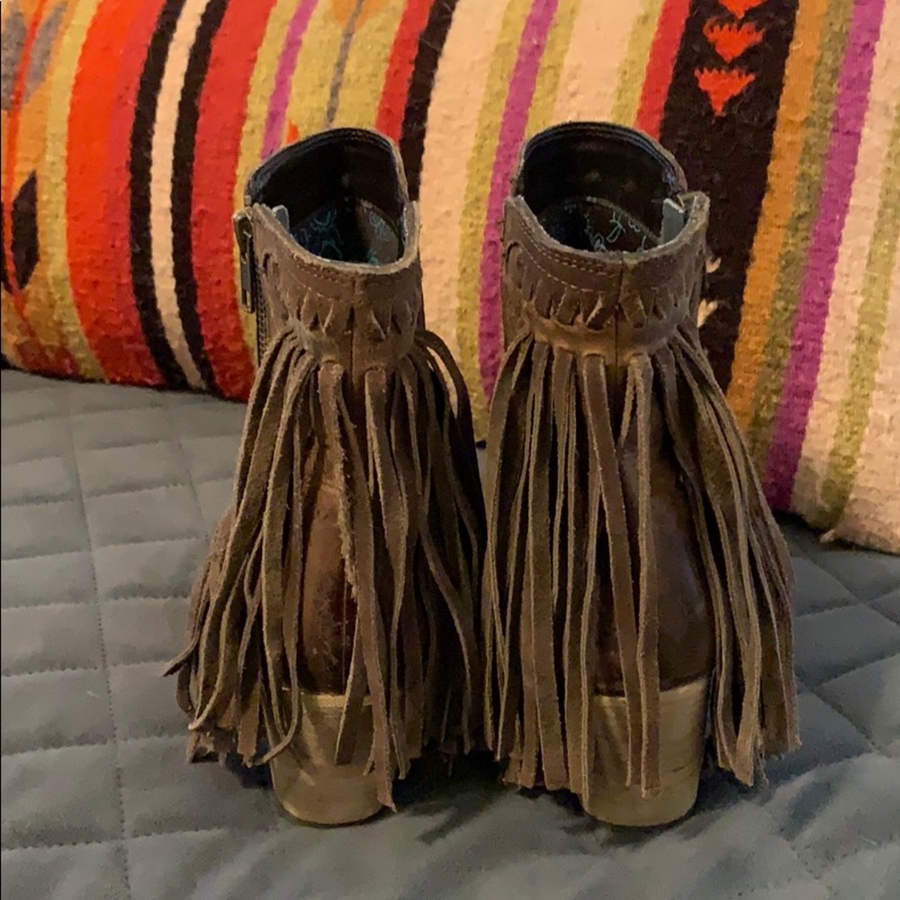 Boots - Picture 2 of 5